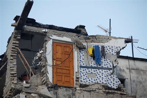 Sie breiten sich im erdinneren aus. Ein starkes Erdbeben traf Albanien heute Abend Notfall Live
