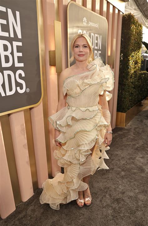 Margot Robbies Golden Globes Gown Took Over 750 Hours To Make Golden Globes Fashion Golden