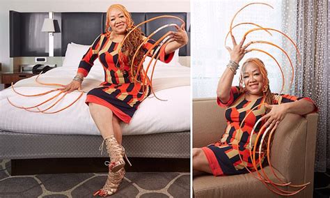 Texas Nail Artist Grows The Worlds Longest Fingernails Daily Mail Online
