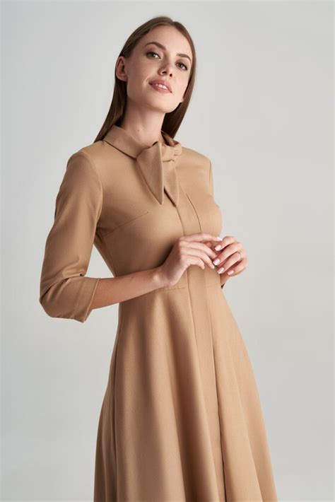 Фактурное платье с расклешенной юбкой бежевого цвета купить в интернет