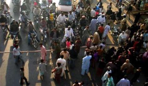 کراچی، لائنز ایریا کے رہائشی طویل لوڈشیڈنگ کیخلاف سڑک بلاک کر کے احتجاج کر رہے ہیں۔