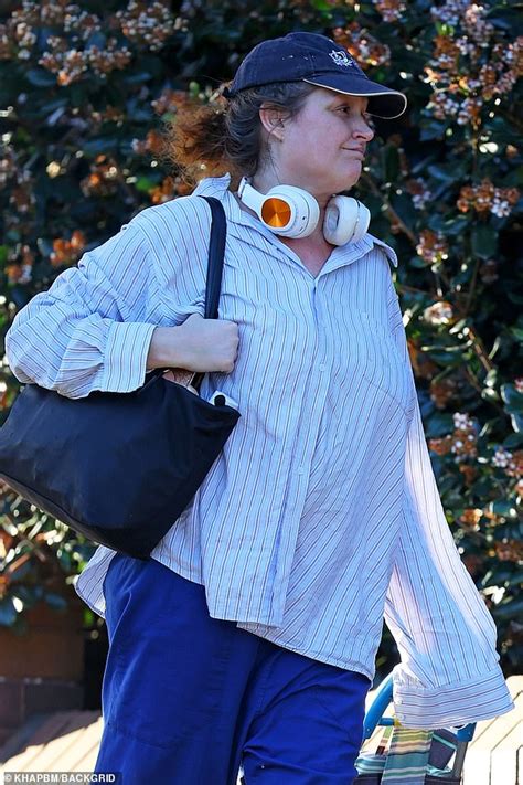 tziporah malkah looks unrecognisable as she steps out in baggy clothes during a shopping trip in