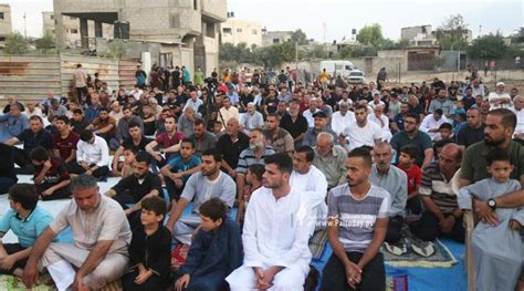 غزة المواطنون يؤدون صلاة العيد في الأماكن العامة