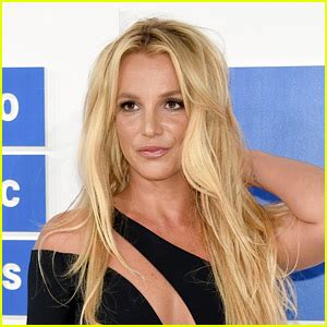 Britney Spears Poses Completely Naked On The Beach In New Instagram