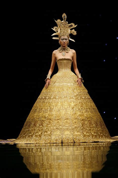 Guo Pei The Creative Genius Behind Rihanna S Iconic Met Gala Gown