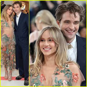 Robert Pattinson Suki Waterhouse Walk Rare Red Carpet Together At Met Gala Met