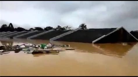 Mb kelantan melawat manek urai lama 2 bilik kawalan operasi banjir negeri di bawah pejabat pembangunan. koleksi video banjir di kelantan 2014 - YouTube