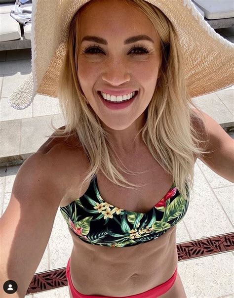 Carrie Underwood Shows Off Her Impressive Six Pack Abs In A Bikini