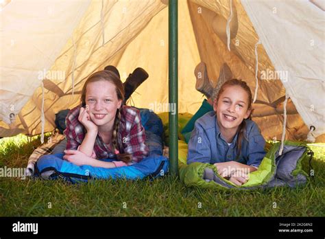 Camping Ist Das Beste Zwei Junge M Dchen Liegen In Ihrem Zelt Auf