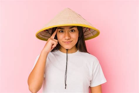 Joven Mujer Asiática Que Llevaba Un Sombrero Vietnamita Aislado Joven