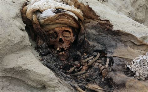 Dulce de leche con maizena, con canela y vainilla, vertido sobre una costra para pay horneada y crujiente. Hallan los restos de 227 niños sacrificados en ritual en Perú