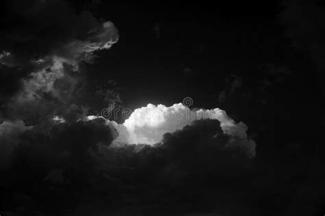 Nube Tempestuosa De La Cumulonimbus Blanco Y Negro Imagen De Archivo