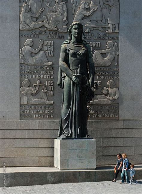 Palácio da justiça (palace of justice) in porto, is a monumental building, near to torre dos clérigos and jardim da cordoaria. A Cidade Surpreendente: Estatuária_Palácio da Justiça ...