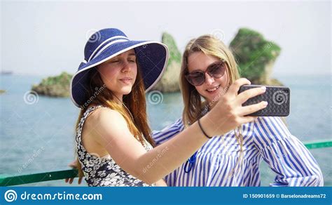 Twee Jonge Mooie Vrouwen Nemen Een Selfie Op De Achtergrond Van Het