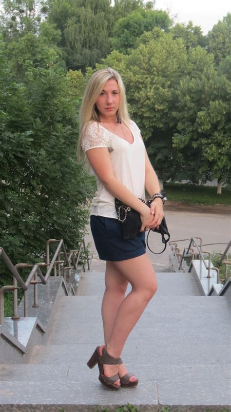 Девушка блондинка в черной юбке на ступеньках Лучшие фото девушек в колготках чулках