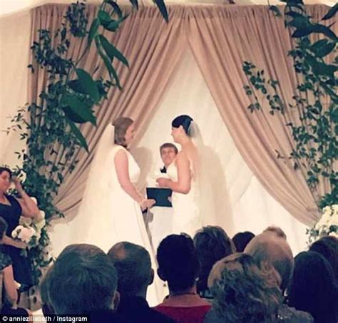 Missnews Former Miss America Marries Her Girlfriend In A Romantic