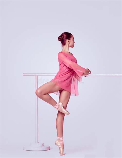 Ballerina Auf Stange Ausdehnt Stockfoto Bild von kaukasisch schönheit