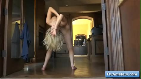 Amazing Blondie Slutty Girl Gets Fully Naked And Twerk Her Nice Big