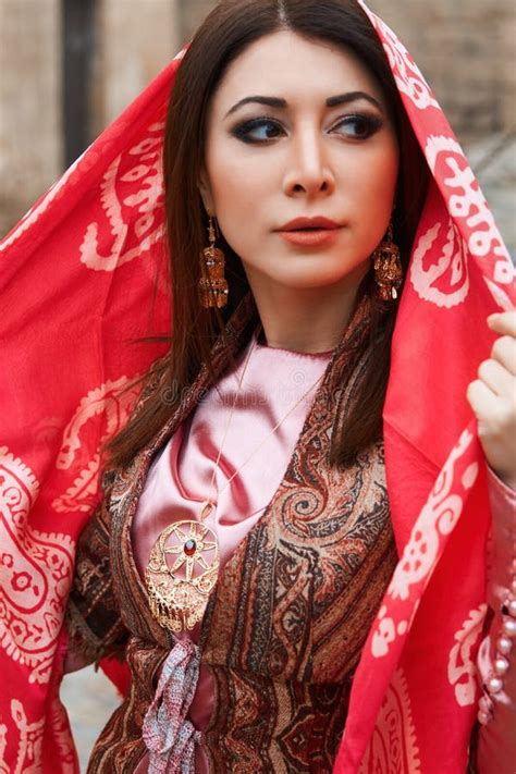 Ritratto Di Bella Donna Del Medio Oriente Che Porta Vestito Tradizionale Fotografia Stock