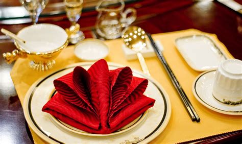 Paper napkins are so passé. Stylish Napkin Folding for Your Next Dinner Party - The ...