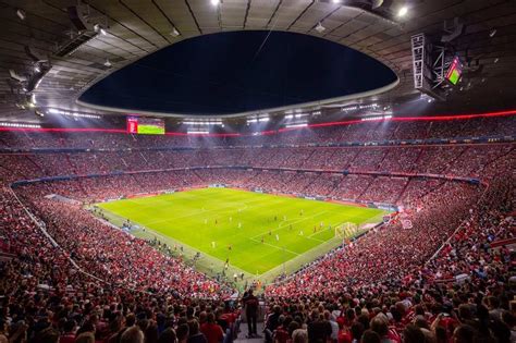 Widely known for its exterior of inflated etfe plastic panels, it is the first stadium in the world with a full colour changing exterior. Allianz-Arena München - begeisterndes Fußballstadion im ...