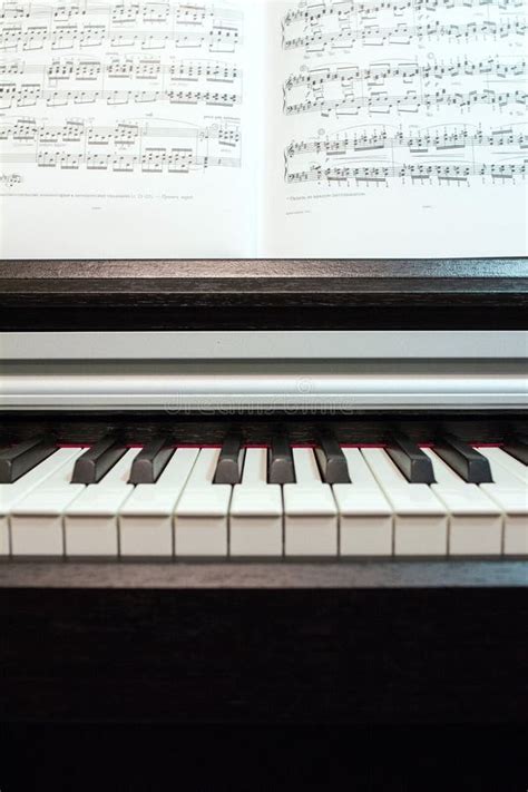 Een Samenstelling Van De Bladmuziek En Het Pianotoetsenbord Elementen