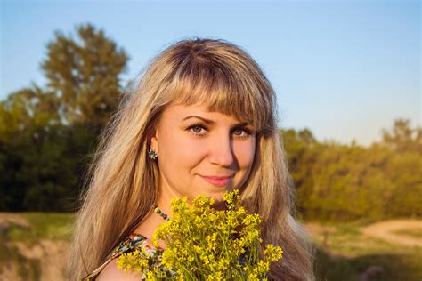 Kostenlose Foto Natur Gras Person Pflanze Mädchen Frau Haar