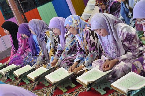 Koleksi Gambar Orang Sedang Baca Al Quran Carigold Forum
