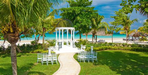 How to get married on the beach and say i do at a dream resort. destination wedding beaches negril - Wedding Butlers