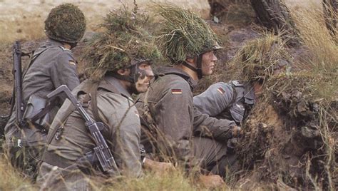 Die bundeswehr fahrzeuge spielen für das heer, die luftwaffe und die marine natürlich eine übergeordnete rolle. Mitchell Helmet Cover bei der Bundeswehr - Militärfahrzeugforum | Bundeswehr, Fallschirmjäger ...