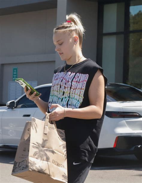 Jojo Siwa Out At Erowan Market For A Quick Lunch In Los Angeles 0329
