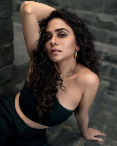 amruta khanvilkar very attractive hot pics in a black outfit r girlsup