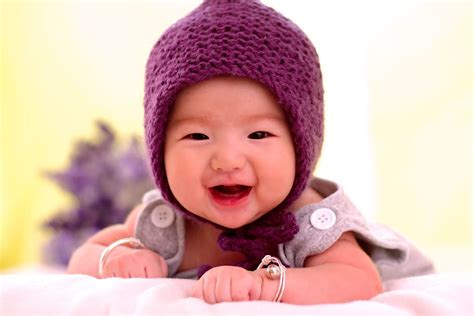 Bebé Gris Ropa Vistiendo Púrpura De Punto Sombrero Paternidad