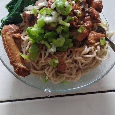 Mie mie telur, rebus tiriskan•sawi hijau, iris•kol, iris•telur•bawang merah•bawang putih•kemiri•cabe giling. Resep Mie Rebus Tek Tek Abang Abang - Terkait Teks