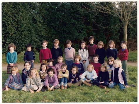 Photo De Classe CE1 De 1981 ECOLE GROUPE SCOLAIRE DU DORLETT Copains