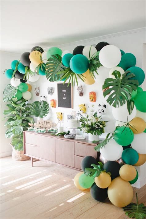 Safari themed birthday party decorations. Kara's Party Ideas Jungle 1st Birthday Party | Kara's ...