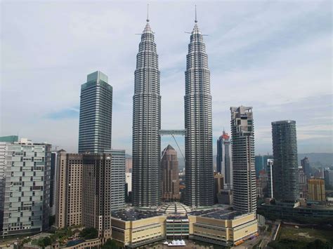 Petronas twin towers were once the tallest buildings in the world. Petronas Twin Towers Time to Witness Some Architectural ...