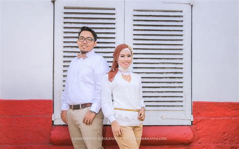 10 foto prewedding hijab ini adalah buktinya. Jasa Foto Prewedding Hijab Indoor