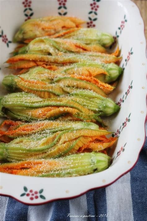 I fiori di zucca vengono quasi sempre farciti, passati in pastella e fritti. Fiori di zucca ripieni alla ricotta e salmone | Ricetta ...