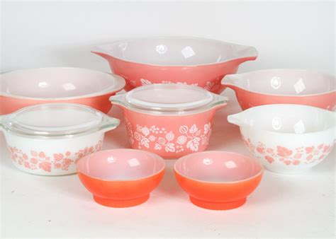 Collection of Vintage Pyrex Bowls | EBTH