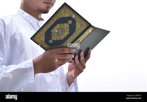 Der Heilige Koran In Der Hand Mit Arabischer Kalligraphie Bedeutung Des