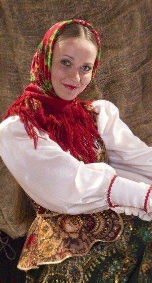 A Girl In A Russian Pavlovsky Posad Shawl Фольклорный стиль Стиль
