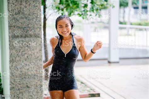 Młoda Chińska Azjatycka Nastolatka Bierze Prysznic W Ciągu Dnia W