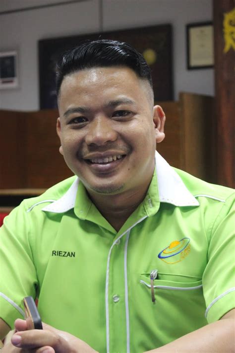 Disebabkan dorang tinggal di pedalaman (zaman dulu lah), ekonomi kaum murut ni banyak berasaskan hasil hutan, pertanian, memburu dan menangkap ikan di sungai. abdnaddin: PUSAT KEBUDAYAAN MURUT SABAH, BANGUNAN KAYU ...