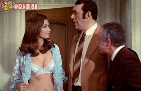 Nackte Valerie Leon In Carry On Girls