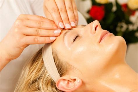 Facial Lymphatic Drainage Technique Beauty Tips And Tricks