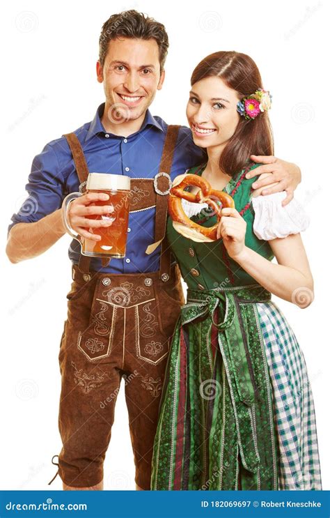 pareja en dirndls y lederhosen para oktoberfest imagen de archivo imagen de feliz azul 182069697