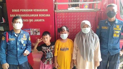 Petugas Damkar Jakarta Selatan Bantu Bocah 10 Tahun Lepas Cincin Di