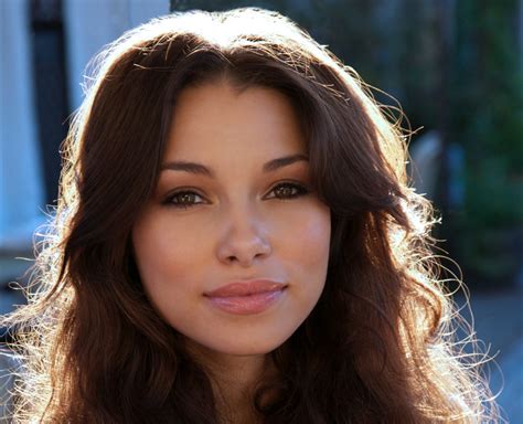 How Tall Is Jessica Parker Kennedy Check Out The Height Weight