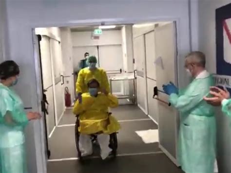 Video Dimesso Il Primo Paziente Del Covid Center Di Napoli